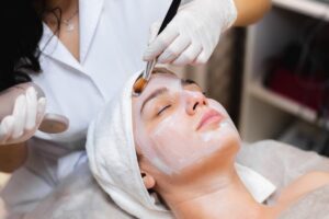 Can You Put on Makeup After Dermaplaning? A Comprehensive Guide